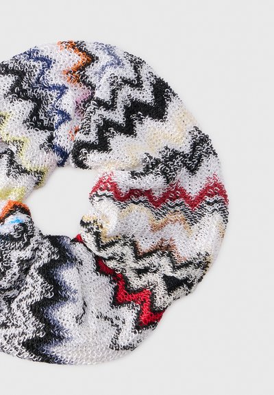 Πλεκτό scrunchie με ζιγκ-ζαγκ μοτίβο σε μαύρο, λευκό, κόκκινο, πορτοκαλί, μπλε και κίτρινο χρώμα σε φωτεινό φόντο.