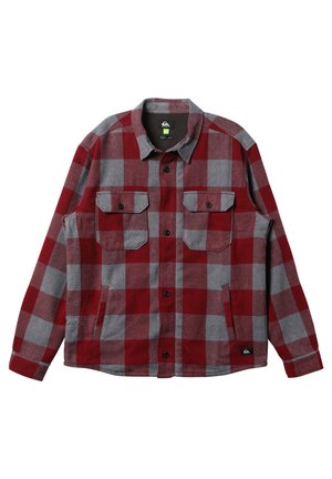 Czerwona i szara koszula flanelowa w kratę z kołnierzykiem, dwiema kieszeniami na piersi i kieszeniami bocznymi; wykonana z teksturowanej tkaniny.