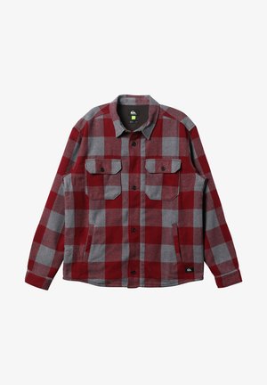 Czerwona i szara koszula flanelowa w kratę z kołnierzykiem, dwiema kieszeniami na piersi i kieszeniami bocznymi; wykonana z teksturowanej tkaniny.