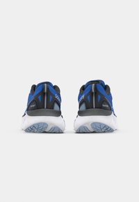 Scarpe sportive blu e nere con tomaia in rete, suola ammortizzata e suola esterna testurizzata con un leggero motivo di battistrada.