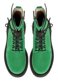 Botas de ante verde con cordones, puntera redondeada, suela de goma negra y cordones negros. Presenta ojales de metal y un ligero corte en el tobillo.