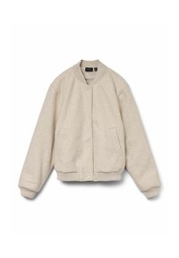 Giacca bomber beige realizzata in tessuto morbido con colletto e polsini a costine. Presenta una chiusura con bottoni e tasche laterali. Design pulito e minimalista.