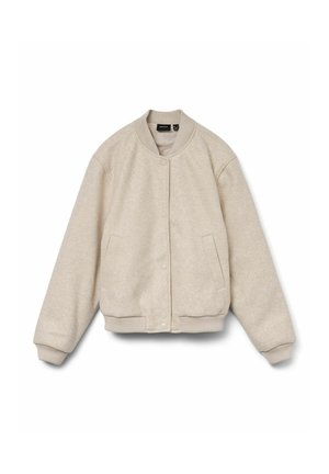 Giacca bomber beige realizzata in tessuto morbido con colletto e polsini a costine. Presenta una chiusura con bottoni e tasche laterali. Design pulito e minimalista.