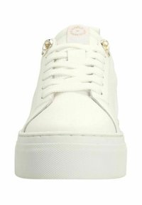 Baskets blanches avec une tige en cuir lisse, des lacets plats, une semelle en caoutchouc et des accents en métal doré. Présente une pointe arrondie et un branding minimal.