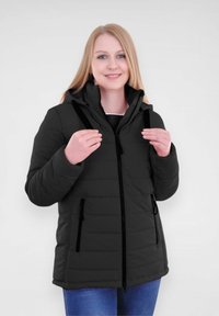 Veste matelassée noire avec fermeture éclair à l'avant, col haut et deux poches latérales. Présente une texture lisse et mate ainsi que des détails de couture.