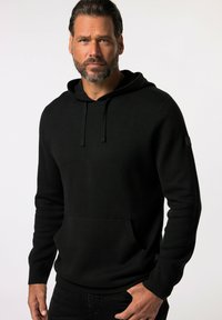 Schwarzer Kapuzenpullover aus weichem Stoff, mit einer Vordertasche, gerippten Bündchen und einer glatten Textur. Minimalistisches Design ohne Muster.