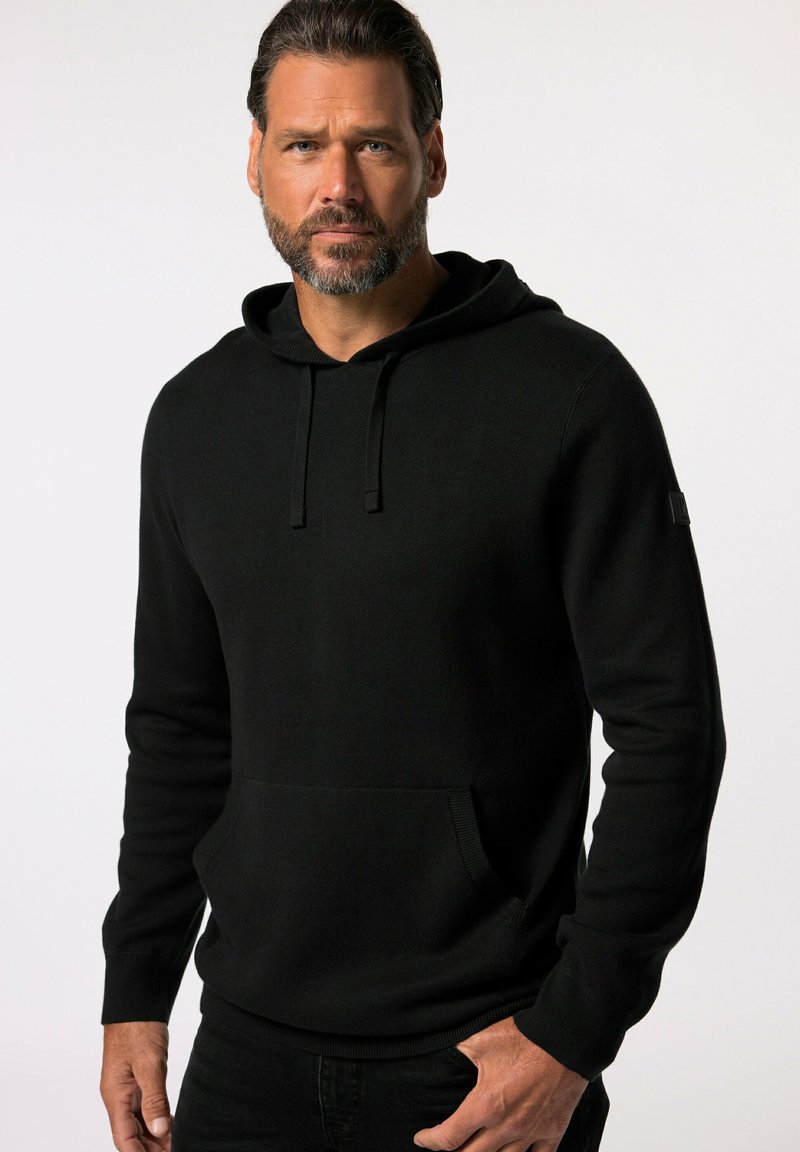 Schwarzer Kapuzenpullover aus weichem Stoff, mit einer Vordertasche, gerippten Bündchen und einer glatten Textur. Minimalistisches Design ohne Muster.