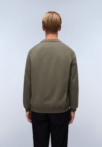 Olijfgroene sweatshirt met een ronde halslijn, raglanmouwen en ribgebreide boorden en onderkant, van achteren getoond. Soepele textuur.