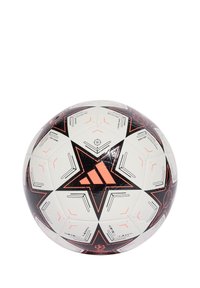 Balón de fútbol Adidas con una superficie blanca, adornada con patrones de estrellas en negro y naranja, paneles texturizados y detalles impresos, diseñado para ser duradero.