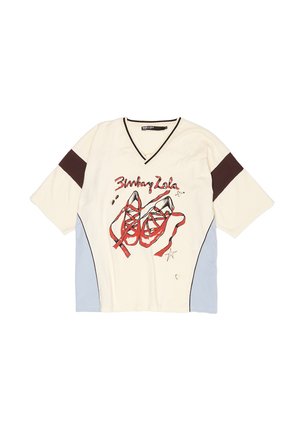 Crèmekleurig shirt met korte mouwen en een V-hals, voorzien van een grafische afbeelding van rode balletscholen, bruine schouderaccenten en lichtblauwe zijkanten.