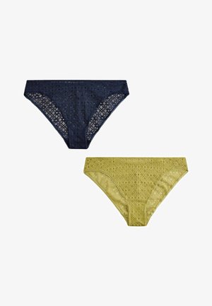 Două chiloți de tip bikini din dantelă, în albastru marin și verde măsliniu, așezați pe o suprafață plată pe un fundal alb.