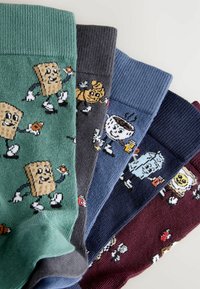 Quatre paires de chaussettes en coton, avec des motifs de dessins animés ludiques sur le thème de la nourriture. Les couleurs comprennent le vert, le gris, le bleu et le bourgogne, avec des bretelles côtelées.