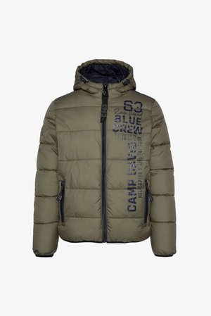 Veste matelassée vert olive avec capuche, fermeture éclair avant, poches zippées, et texte ainsi que graphismes bleu marine sur la poitrine et la manche.