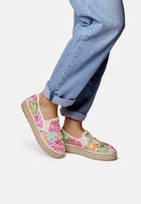 Espadrillas ricamate con motivi floreali nei toni del rosa, arancione e verde su una suola in juta naturale. Parte superiore in tela con design slip-on.
