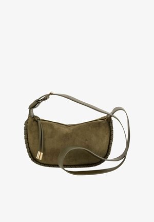 Sac à bandoulière en daim vert olive avec bords tressés, bandoulière réglable, fermeture éclair et pompons décoratifs aux embouts dorés.