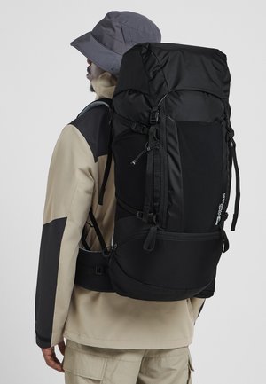 Schwarzer Rucksack mit strukturiertem Design, verstellbaren Trägern und mehreren Fächern. Hergestellt aus strapazierfähigem Stoff und mit einer abgerundeten Oberseite.