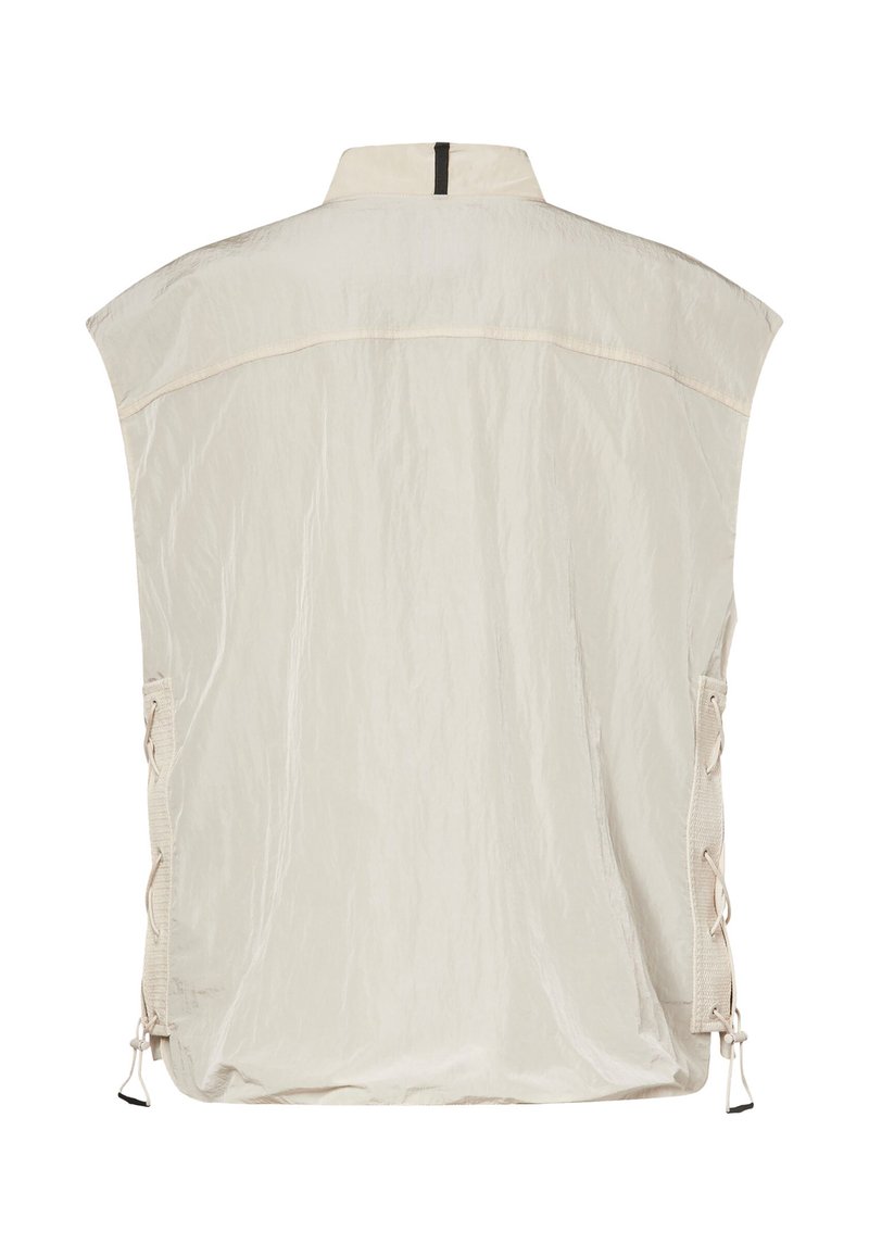 Chaqueta sin mangas color beige claro con cuello alto, vista trasera, con correas laterales ajustables con detalles de cordones y dobladillos con cordón.