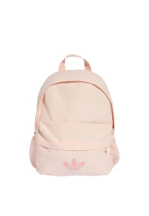 Lyserød rygsæk med lynlåslomme foran, netlommer i siderne, topgreb og Adidas trefoil-logo på frontlommen.