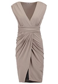 Beżowa sukienka o kroju kopertowym z głębokim dekoltem V, krótkimi rękawami i marszczeniami w talii, z rozcięciem na dole, które podkreśla sylwetkę.