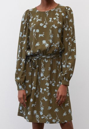 Olivgrünes langärmliges Kleid mit hellblauem Blumenmuster, gepufften Schultern, taillierter Passform und gebundenem Gürtel.