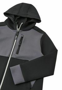 Giacca con cappuccio in tessuto nero e grigio; presenta una chiusura frontale con zip, una tasca sul petto con zip e un design a blocchi di colore a contrasto.