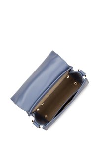 Sac à main en simili cuir bleu avec un extérieur lisse, des accessoires dorés, une ouverture sur le haut et un intérieur en tissu beige comportant des compartiments.