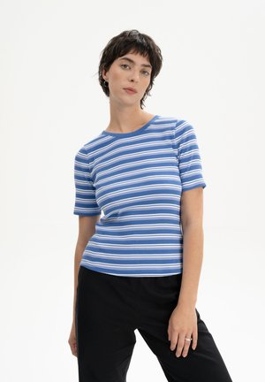 Blau-weißer gestreifter kurzärmeliger Ripp-Top mit Rundhalsausschnitt, kombiniert mit schwarzen Hosen. Das Top hat horizontale Streifen.