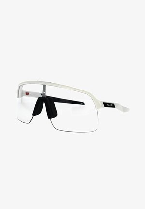 Białe okulary przeciwsłoneczne w półprzezroczystym wykończeniu, z czarnymi noskami i eleganckim podwójnym szkłem. Zawierają detal z logo na zausznikach.