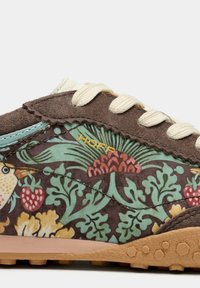 Baskets marron ornées de motifs floraux verts, rouges et jaunes. Design à lacets avec semelle en caoutchouc texturée et détail logo.