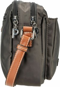 Bolso de tela gris oscuro con correa de cuero marrón y herrajes plateados. Cuenta con dobles cremalleras y un bolsillo lateral. Textura suave con un diseño minimalista.