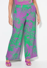 Pantaloni a gamba larga viola con grandi motivi floreali verdi, realizzati in tessuto leggero, con una vita elasticizzata per garantire comfort.