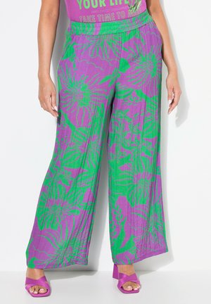 Paarse wijde broek met grote groene bloemenpatronen, gemaakt van een lichte stof, met een elastische tailleband voor comfort.