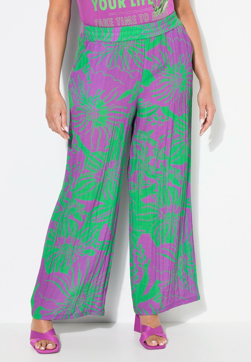 Pantaloni a gamba larga viola con grandi motivi floreali verdi, realizzati in tessuto leggero, con una vita elasticizzata per garantire comfort.