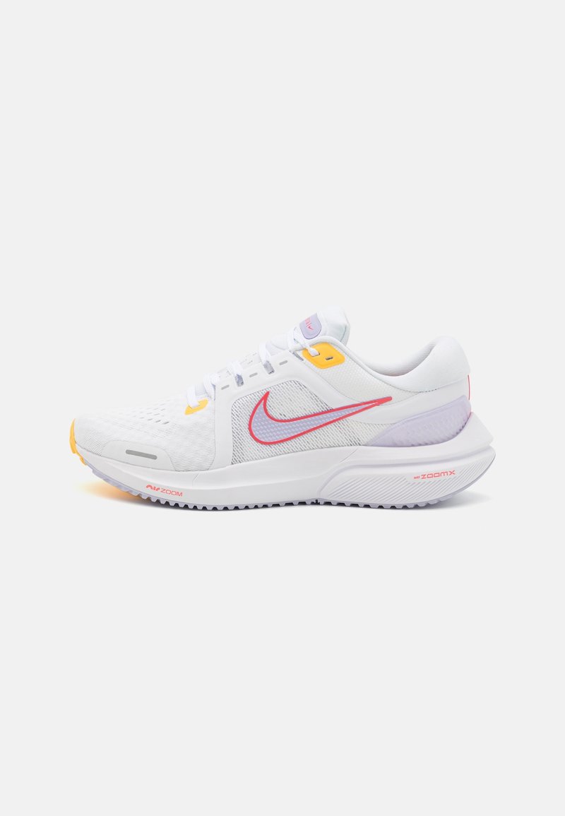Chaussure de course Nike blanche avec des accents roses et jaunes, tige en mesh, semelle amortie et logo "Air Zoom" sur la semelle intermédiaire.
