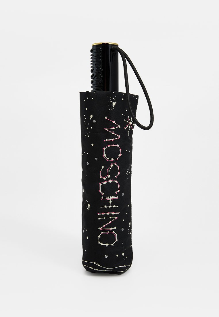Czarna, kompaktowa parasolka w dopasowanej osłonie z białymi i różowymi kropeczkami w kształcie konstelacji oraz haftem "MOSCHINO" w pionie.