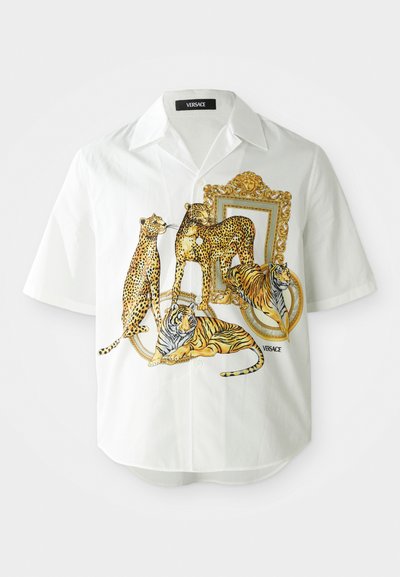 Weißes Kurzarmhemd mit einem bunten Leopard- und Tiger-Graphic in goldenen Akzenten. Hergestellt aus leichtem Stoff mit lockerer Passform.