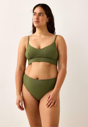 Olivengrønt ribstrikket bikinisæt med cropped top med justerbare stropper og høj taljebund, begge med en glat tekstur.