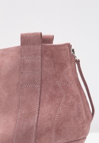 L37 Botines bajos - light pink
