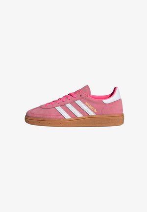 Sneaker Adidas in pelle scamosciata rosa con strisce bianche, suola in gomma, linguetta del tallone bianca, lacci rosa e marchio dorato "SPEZIAL" sul lato.