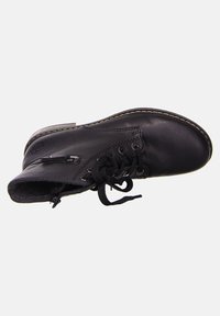Bottine en cuir noir avec un bout arrondi, un laçage sur le devant et des coutures décoratives. Elle possède une doublure douce et une semelle texturée.