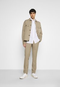 DOCKERS SMART FLEX TROUSER  - Calças - timber wolf