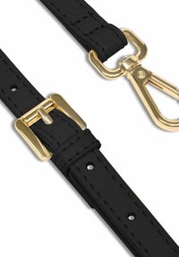 Schwarzes Lederband mit goldener Hardware, ausgestattet mit einer Schnalle und einem drehbaren Clipanschluss. Sichtbare Nähte und Einstelllöcher.