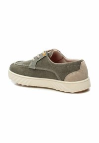 Zapatillas de ante gris con acentos beige, punta redonda, diseño con cordones y suela ligera texturizada. Presenta costuras decorativas y ojales naranjas.