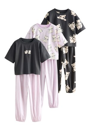 Trois ensembles pyjama pour enfants avec des motifs d'animaux dessinés : haut noir avec des pandas et pantalon à rayures, ensemble lilas avec imprimé chat, et ensemble noir avec imprimé ours avec pantalon assorti.