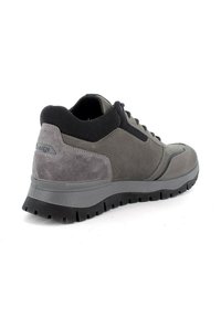 Sneaker grigio con una tomaia in pelle texturizzata e camoscio, dettagli neri e una suola in gomma rigata per una migliore aderenza. Design atletico moderno.