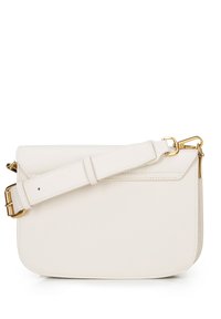 Borsa a tracolla in pelle bianca con design piatto, hardware in tono oro e tracolla regolabile. Presenta un flap pieghevole e cuciture sottili.