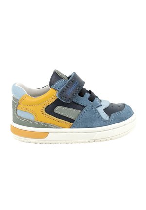 Sneaker multicolore per bambini con camoscio blu, pannelli gialli e grigi, lacci neri e strap in velcro su suola bianca.
