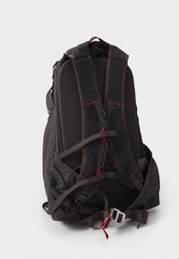 Zwarte rugzak met gewatteerde mesh schouderbanden, verstelbare gespen, meerdere zakken en een slank ontwerp voor optimaal draagcomfort.