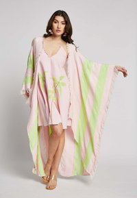 Vaaleanpunaisista ja vihreistä raitoja koostuva kimono, jossa on repaleiset reunat, käytetään vaaleanpunaisen lehdesuunnittelun omaavan mekon päällä, ja asusteena on kirkkaat remmisandaalit.