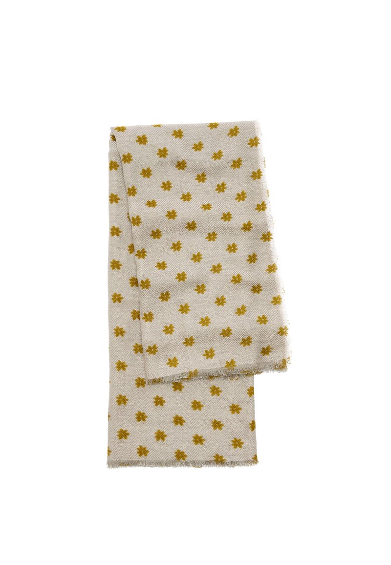 Tkań szalik w kolorze kremowym z wzorem w jodełkę, ozdobiony małymi żółtymi motywami kwiatowymi, wykończony postrzępionymi krawędziami, o miękkiej fakturze.